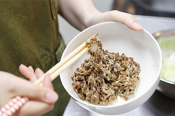 納豆を混ぜている様子